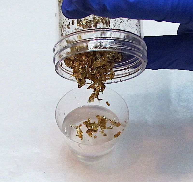 Adding gold flakes to resin